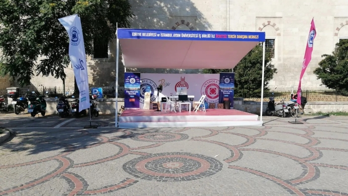 ÜNİVERSİTE ADAYLARI İÇİN TERCİH DANIŞMANLIK STANDI HİZMETE BAŞLADI